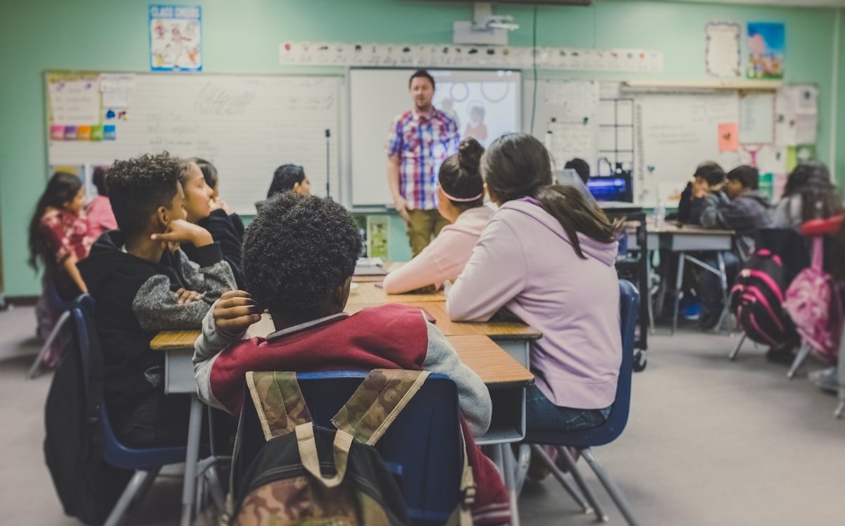 শিক্ষা সামগ্রী বিতরণ